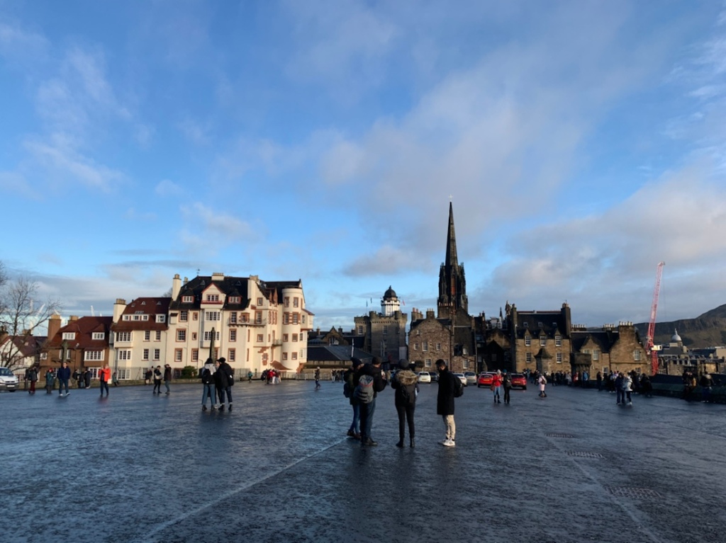 Things To See When Visiting Edinburgh and The Best Place to Stay – Chlo